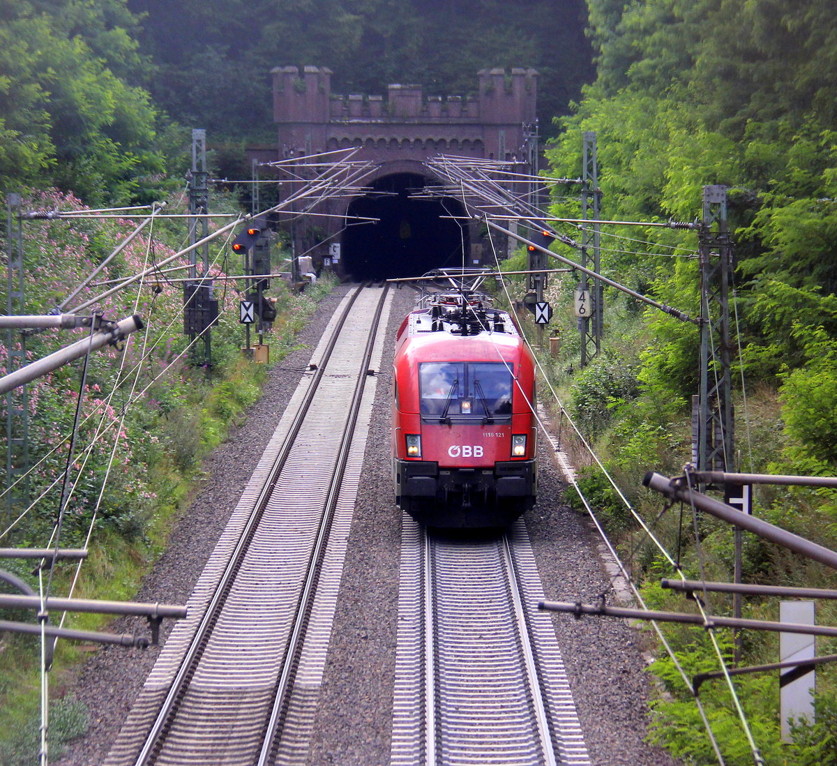 Taurus ÖBB 1116 121 von ÖBB kommt von einer Schubhilfe vom Gemmenicher Tunnel zurück nach Aachen-West.
Aufgenommen in Reinartzkehl an der Montzenroute. 
Bei Sommerwetter am Nachmittag vom 16.8.2019.