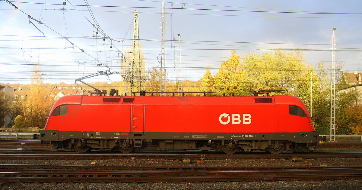 Taurus ÖBB 1116 167 von ÖBB rangiert in Aachen-West.
Aufgenommen vom Bahnsteig in Aachen-West.
Bei Sonne und Regenwolken am Nachmittag vom 13.11.2017.