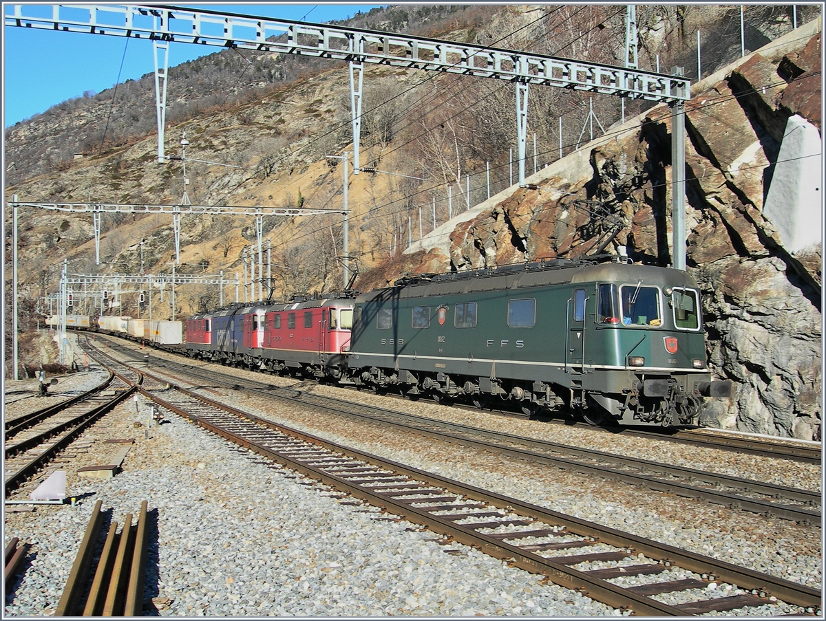 Tausende von PS bremsen einen schweren Güterzug zu Tal. 
Lalden, 9. Februar 2008