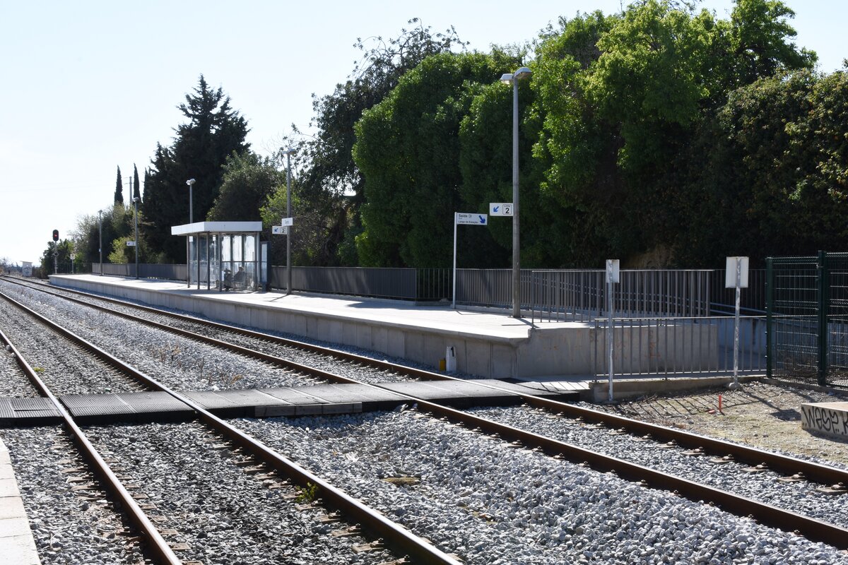 TAVIRA (Distrikt Faro), 19.02.2022, der noch relativ neue zweite Seitenbahnsteig an Gleis 2 im Bahnhof Tavira