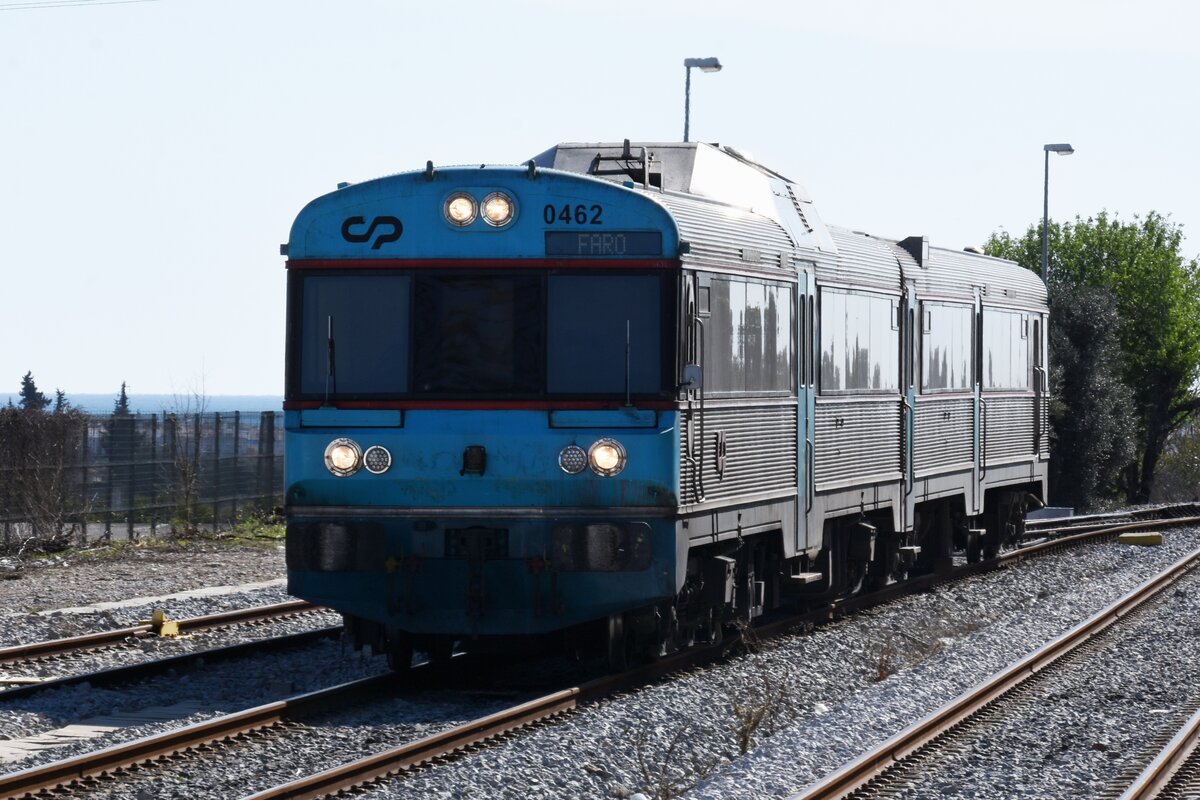 TAVIRA (Distrikt Faro), 19.02.2022, Zug Nr. 0462 als Regionalzug nach Vila Real de Santo António (das angegebene Zugziel ist falsch!) bei der Einfahrt in den Bahnhof Tavira