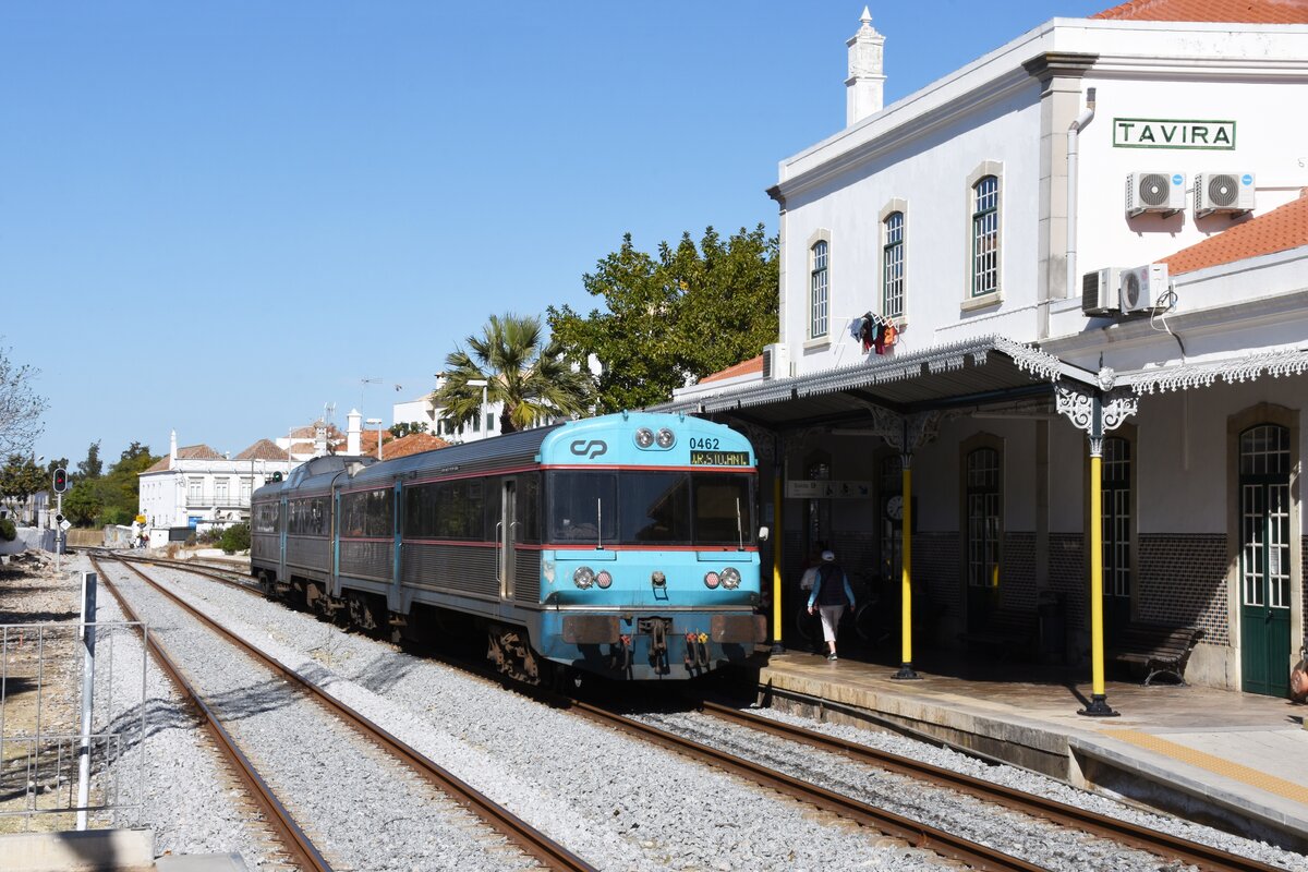 TAVIRA (Distrikt Faro), 19.02.2022, Zug Nr. 0462 als Regionalzug nach Vila Real de Santo António im Bahnhof Tavira