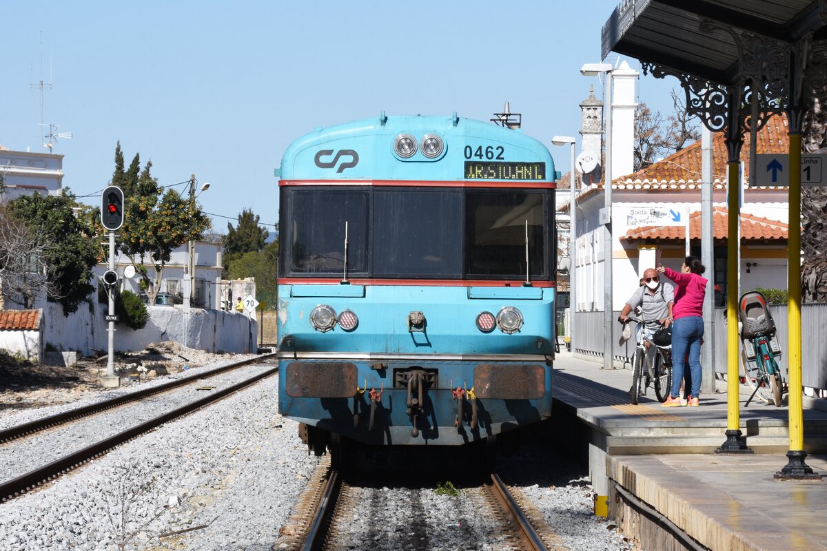 TAVIRA (Distrikt Faro), 19.02.2022, Zug Nr. 0462 als Regionalzug nach Vila Real de Santo António bei der Ausfahrt aus dem Bahnhof Tavira