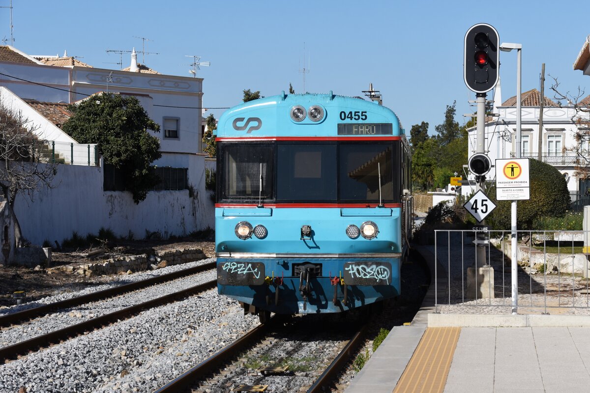 TAVIRA (Distrikt Faro), 19.02.2022, Zug Nr. 0455 als Regionalzug nach Faro bei der Einfahrt in den Bahnhof Tavira