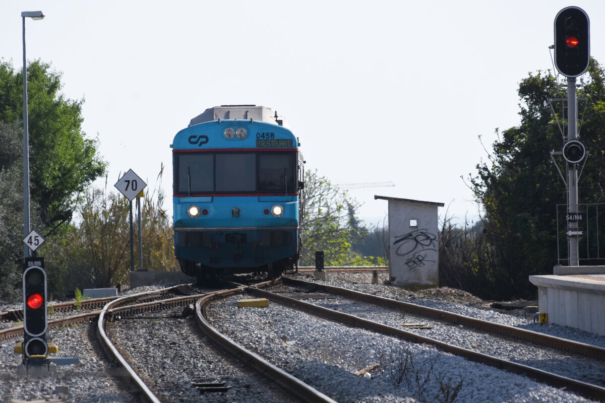 TAVIRA (Distrikt Faro), 19.03.2022, 0458 als Regionalzug nach Vila Real de Santo António bei der Einfahrt in den Bahnhof Tavira
