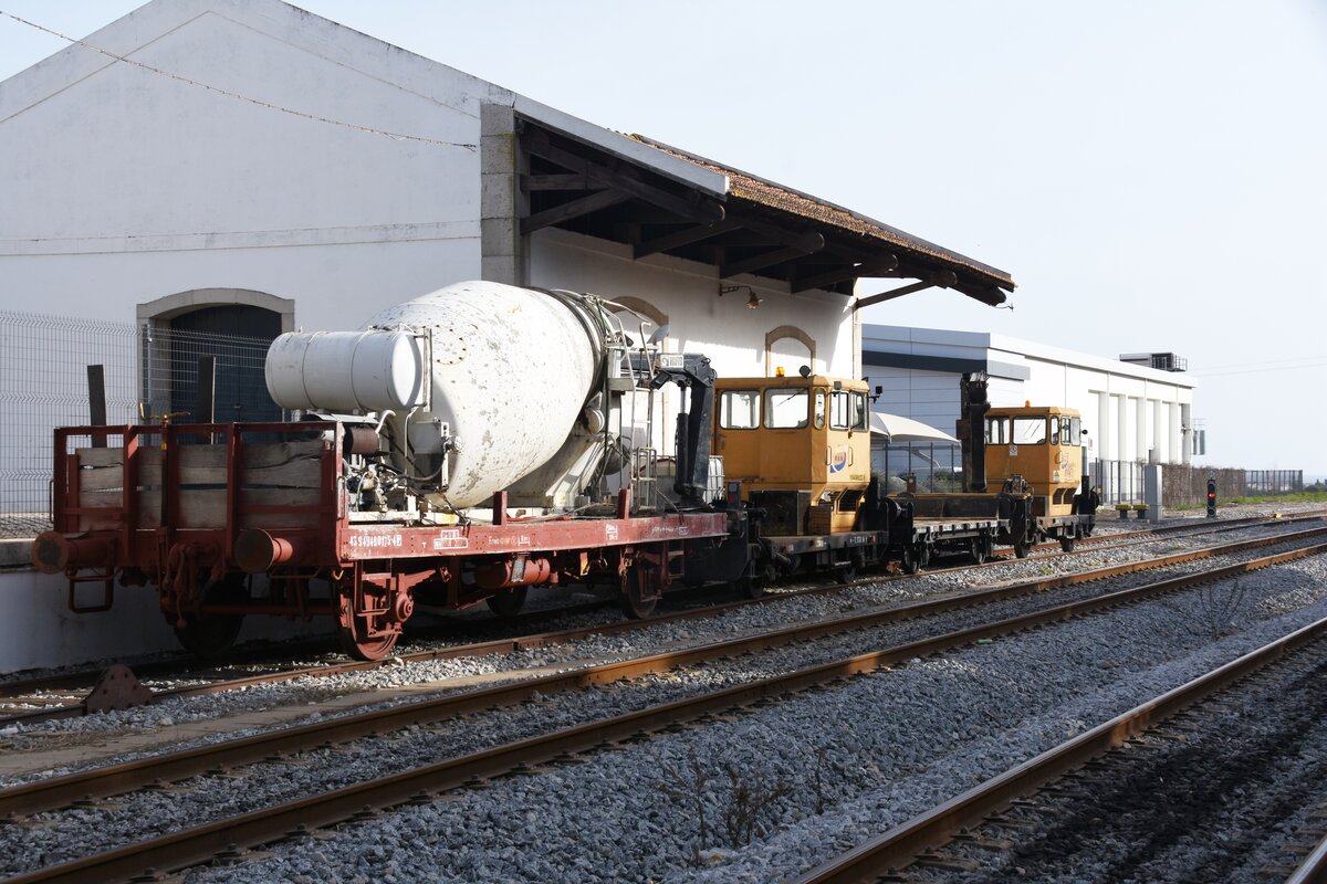 TAVIRA (Distrikt Faro), 19.03.2022, Bahndienstfahrzeuge vor dem nicht mehr genutzten Frachtgebäude im Bahnhof Tavira