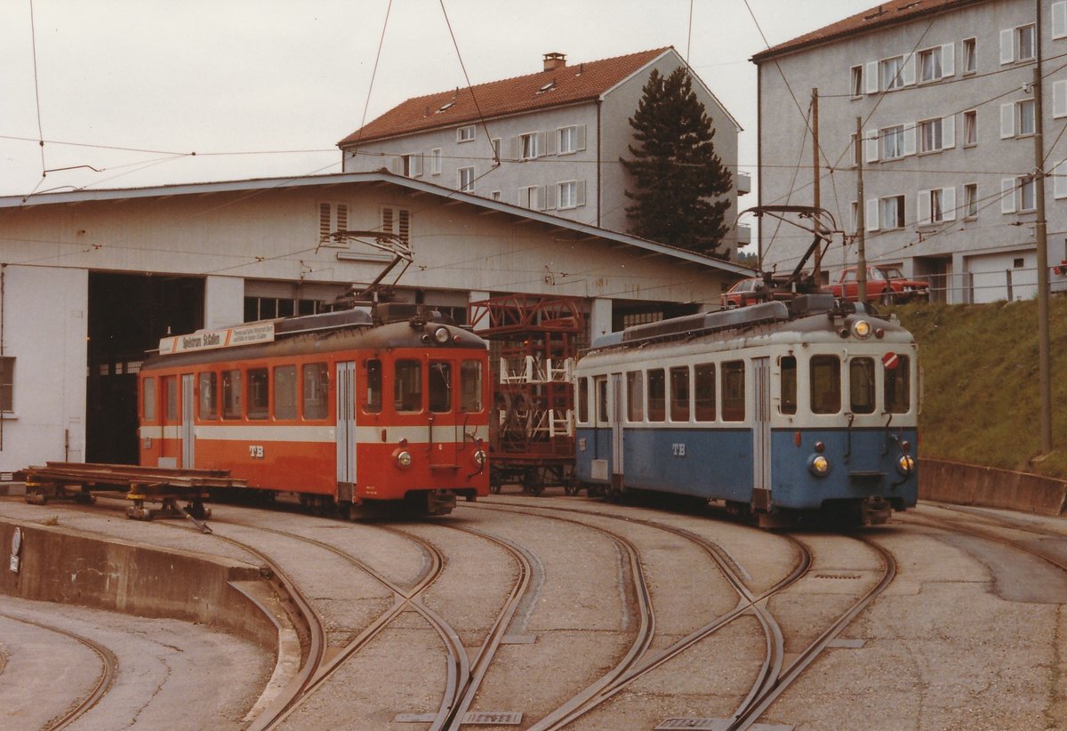 TB: Die Triebwagen BDe 4/4 6 und BDe 4/4 7 mit altem und neuem Anstrich vor der Werkstätte Speicher im September 1984.
Foto: Walter Ruetsch