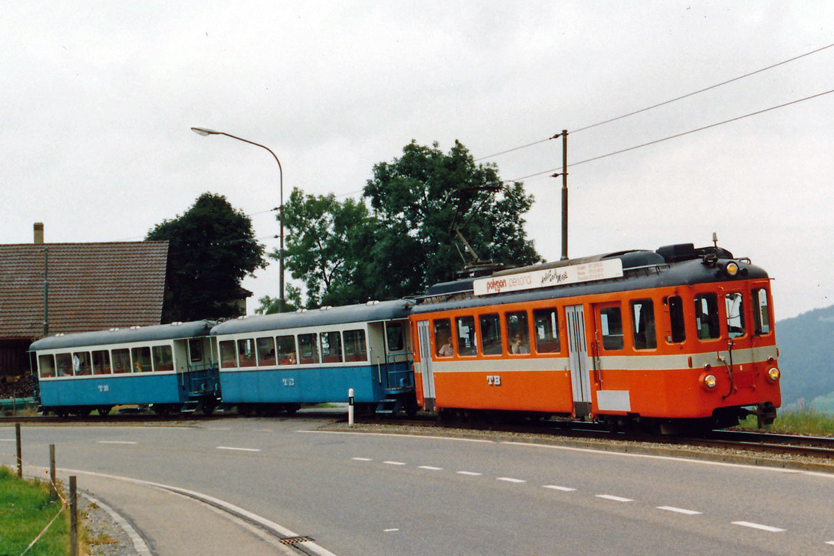TB: Regionalzug nach Trogen mit dem BDe 4/4 6 und den B 17 und B 18, zT Eigenbau, im Jahre 1981.
Foto: Walter Ruetsch  