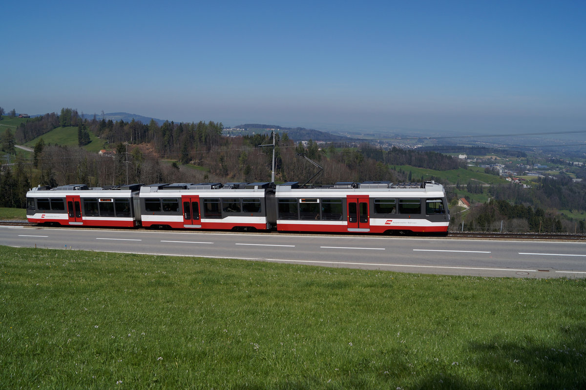 TB/AB: Bahnidylle von der ehemaligen Trogenerbahn, entstanden am 24. April 2017.
Beim Betrachten dieser Aufnahmen bin ich mit den Fidelen Mölltalern aus dem Kärtner Mölltal voll einverstanden.

Hier der Refrain des bekannten Liedes:

Appenzellerland Appenzellerland, 
singt man auf Bergeshöhn, klingts bis zum Bodensee.
Appenzellerland Appenzellerland,
ob Wies und Wald und Feld, das schönste Land der Welt

Foto: Walter Ruetsch Kanton SO
