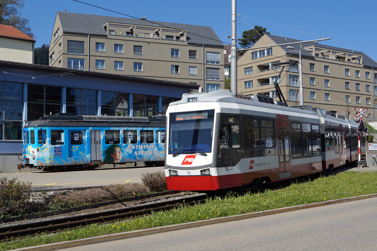 TB/AB:

Wer rettet den historischen Zug der ehemaligen Trogenerbahn?

Dieses historisch wertvolle Kulturgut sollte unbedingt im schönen Appenzellerland der Nachwelt erhalten bleiben. Möglichkeiten auch ausserhalb des Bahnbetriebes gäbe es ja genug. Vielleicht als schützenswertes Denkmal für den Triebwagen oder der Partywagen als Clubbeizli. Sehr schmerzhaft wäre eine baldige Verschrottung.

Bezeichnung                 BDe 4/4
Betriebsnummer              7
Inbetriebsetzung            1952
Länge über Kupplung         15,10 m
Dienstgewicht               27 t
Stundenleistung             516 PS
Höchstgeschwindigkeit       65 km/h
Erbauer                     SWP MFO
Sitzplätze                  30

Die Aufnahme der Begegnung zwischen dem BDe 4/4 7 und dem Be 4/8 35 entstand in Speicher am 24. April 2017.
Foto: Walter Ruetsch 

