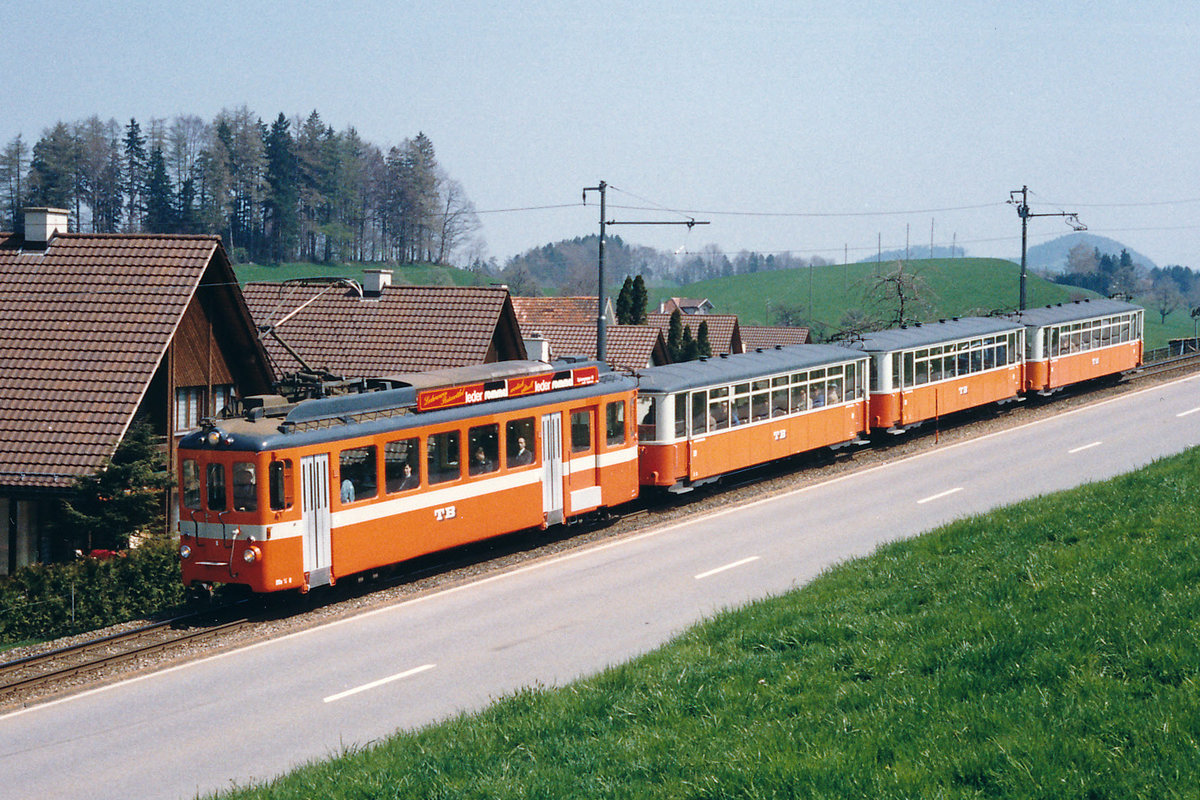TB/TL: BDe 4/4 8 mit drei Lausanner unterwegs nach St. Gallen am Landsgemeindesonntag 1994.
Von der ehemaligen Lausanne-Moudon Bahn wurden vier Personenwagen übernommen.
Der B4 11 wurde 1970 nach einem Einsatz bei der FB im Jahre 1970 in Betrieb genommen. Die B4 12-14 standen ab dem Jahre 1963 bei der TB im Einsatz. 
Mehrere Jahre leisteten somit stilreine Lausanner Garnituren bestehend aus BDe 4/4 Triebwagen und B4 Personenwagen wertvolle Dienste in der Ostschweiz.
Foto: Walter Ruetsch