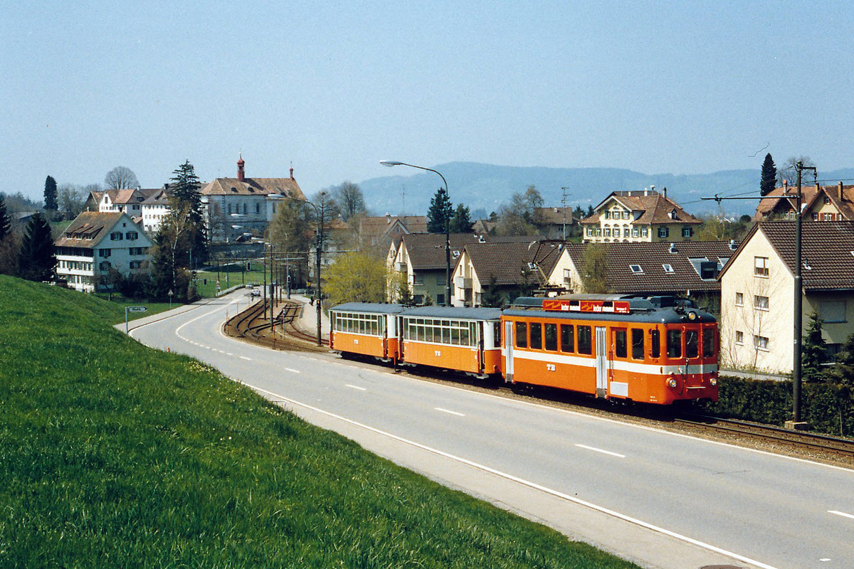 TB/TL: BDe 4/4 8 mit zwei Lausanner auf der Fahrt nach Trogen am Landsgemeindesonntag 1994.
Von der ehemaligen Lausanne-Moudon Bahn wurden vier Personenwagen übernommen.
Der B4 11 wurde 1970 nach einem Einsatz bei der FB im Jahre 1970 in Betrieb genommen. Die B4 12-14 standen ab dem Jahre 1963 bei der TB im Einsatz. 
Mehrere Jahre leisteten somit stilreine Lausanner Garnituren bestehend aus BDe 4/4 Triebwagen und B4 Personenwagen wertvolle Dienste in der Ostschweiz.
Foto: Walter Ruetsch