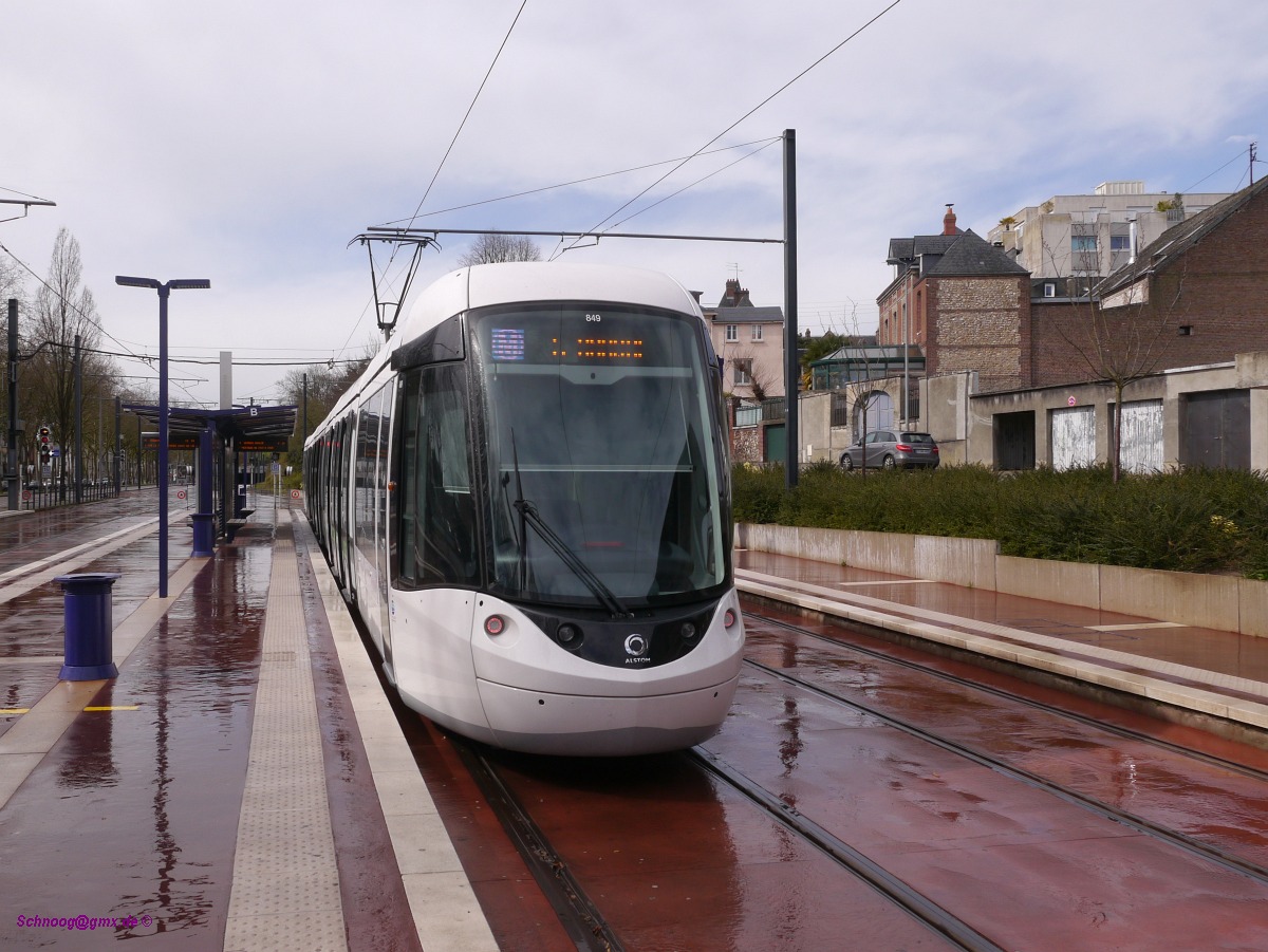 TCAR-Astuce-849(Citadis402 Alstom) in der Endhaltestelle Boulingrin. Seit 1994 gibt es in Rouen wieder eine Tram. Auch wenn eine Teilstrecke im Tunnel verläuft ist dies sowohl von der ganzen Anlage als auch von den Fahrzeugen her eine Straßenbahn. In Rouen wird sie allerdings als Métro léger (Stadtbahn) betrachtet und hat die Bezeichnung  M  (wie Métro) erhalten. 


2016-03-27 Rouen-Boulingrin 