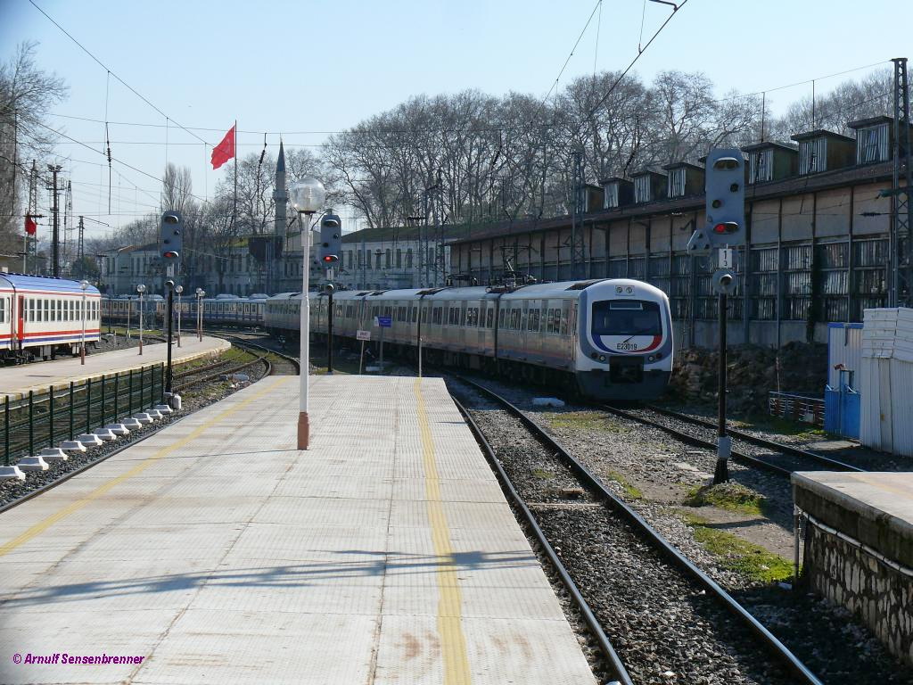 TCDD-E23019+E23020.  
Einfahrt einer Doppeltraktion zweier Elektrotriebzge der von Hyundai-Rotem gebauten Reihe E23000. 

2012-03-17  Istanbul-Sirkeci 
 