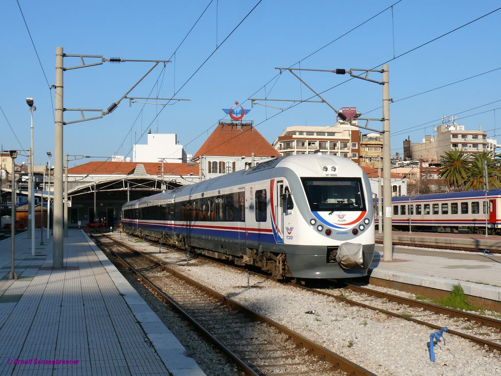 TCDD-MT30002
Neuer dreiteiliger Diesel-Triebzug der Reihe MT30000 'Anadolu' die von einem Joint-Venture zwischen der sdkoreanischen Firma Hyundai-Rotem und TVASAŞ in der Trkei gebaut wird.

2012-03-16 Izmir-Basmane