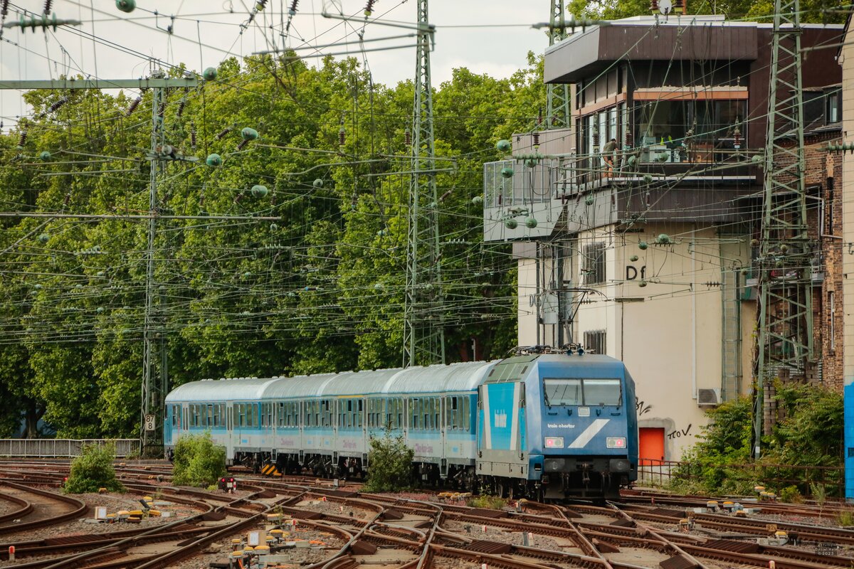 TCS 101 128-7 traincharter schiebend mit RE13-Ersatzzug in Düsseldorf, Mai 2025.
