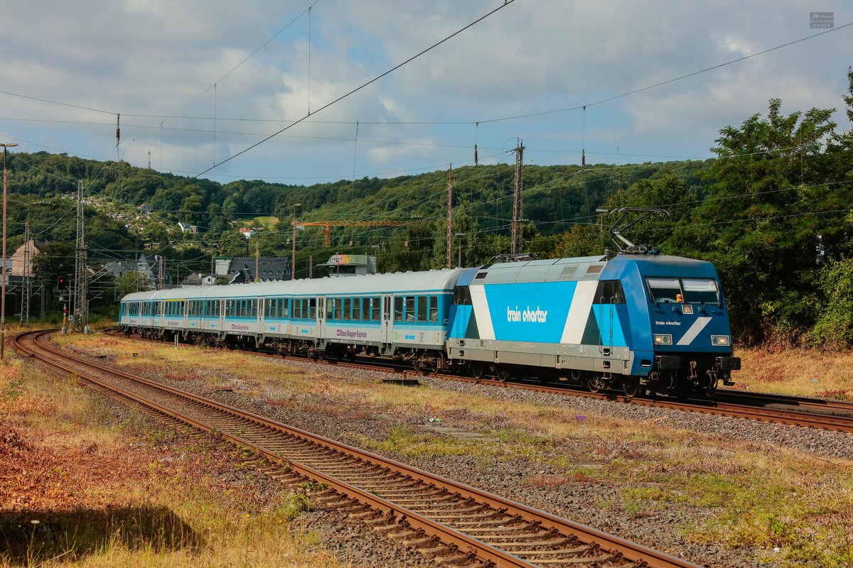 TCS 101 133-7 traincharter mit RE13-Ersatzzug  Maas-Wupper-Express  in Wuppertal, Juli 2025.
