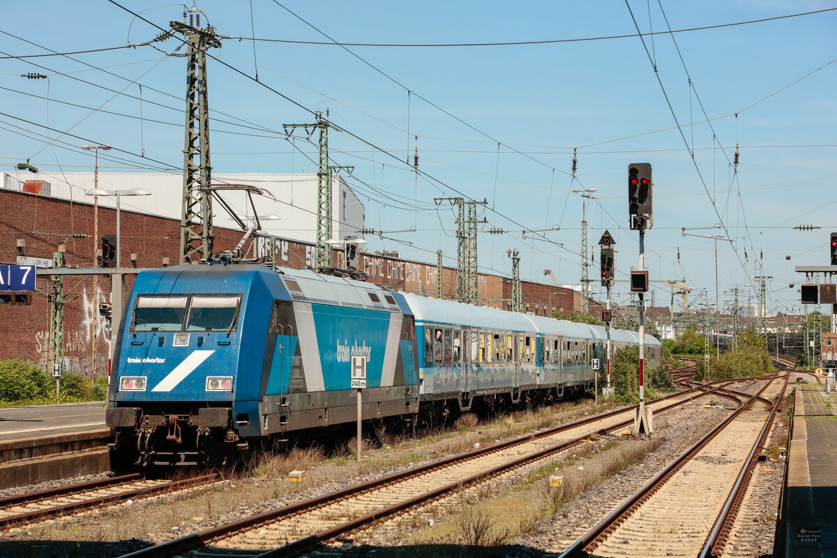 TCS 101 133-7 traincharter schiebend mit RE13-Ersatzzug in Düsseldorf Hbf, April 2025.
