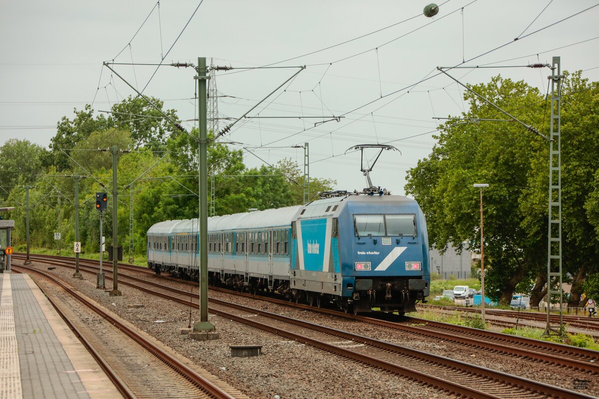 TCS 101 133-7 traincharter schiebt RE13-Ersatzzug in D�sseldorf, Mai 2025.