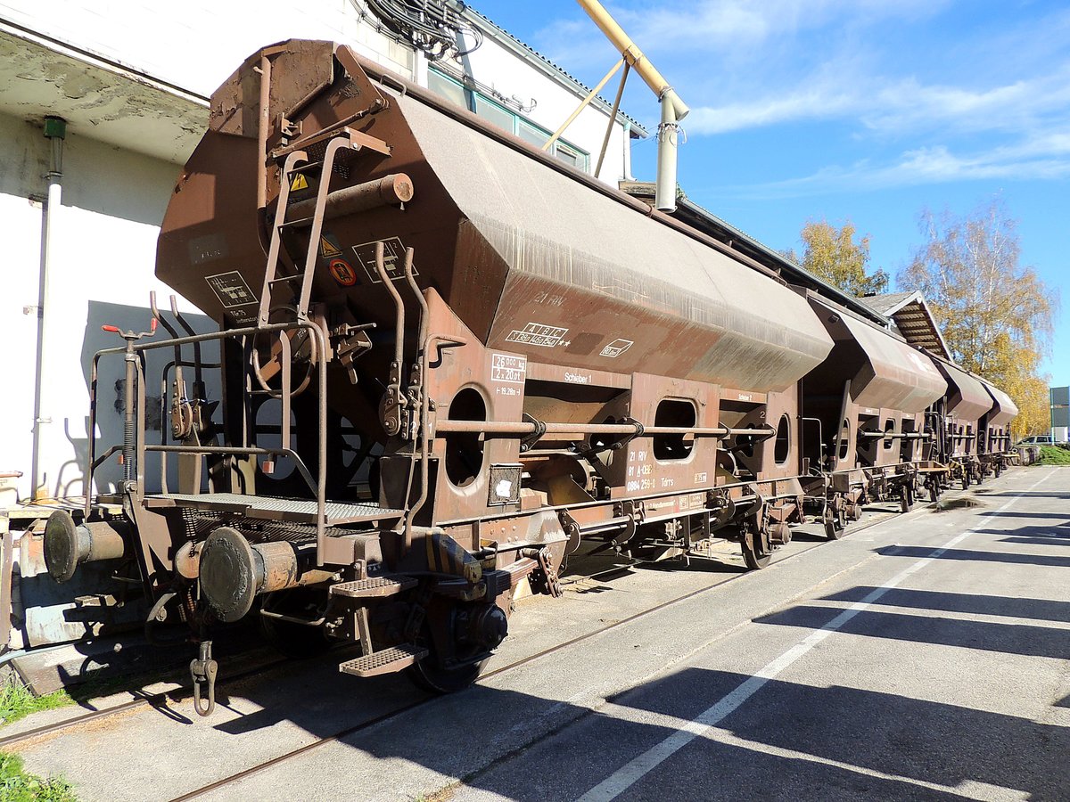 Tdrrs 21 81 0884 259-0, wartet beim Lagerhaus Ried unter dem Beladerohr auf die Beschickung; 131108