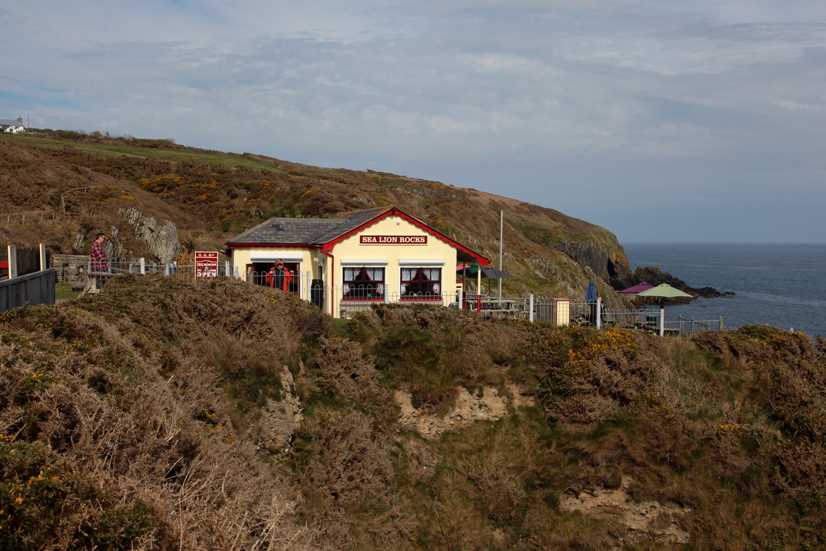 Tea Room & Visitor Centre der Station Sea Lion Rocks am 28.04.2018, auf und an den Felsen dahinter befand sich früher der Zoo.