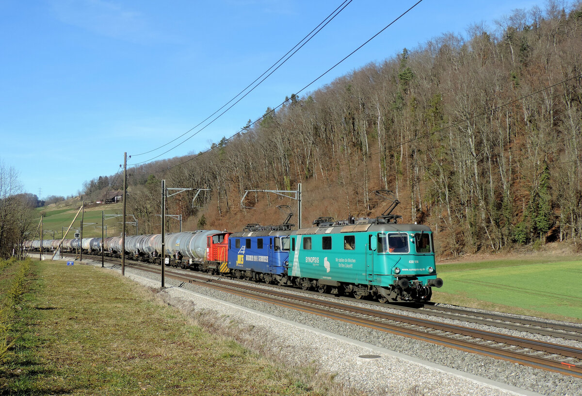 Tecknau - 8. Februar 2022 : WRS Loks Re 430 114 + 115 mit einem Keeselzug.