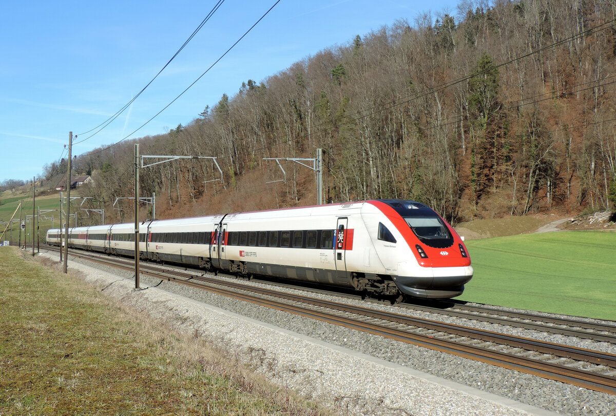 Tecknau - 8. Februar 2022 : RABDe 500 028  Francesco Borromini  als IR 2471 von Basel nach Zürich.