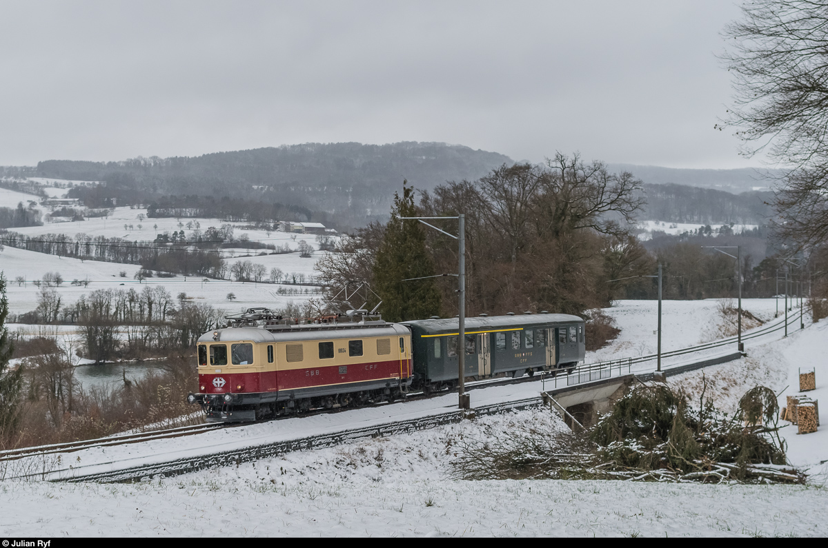 TEE-Classics Re 4/4 I 10034 mit einem Leichtstahlwagen der Lokremise Sulgen am 14. Januar 2017 bei Rümikon AG.