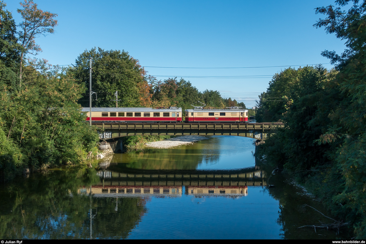 TEE-Classics Speisewagenfahrt TEE  MITTELLAND  am 11. August 2018 mit der Re 4/4 I 10034 und zwei Speisewagen ARmz 211. Hier bei der Überquerung der Emme zwischen Luterbach und Zuchwil.