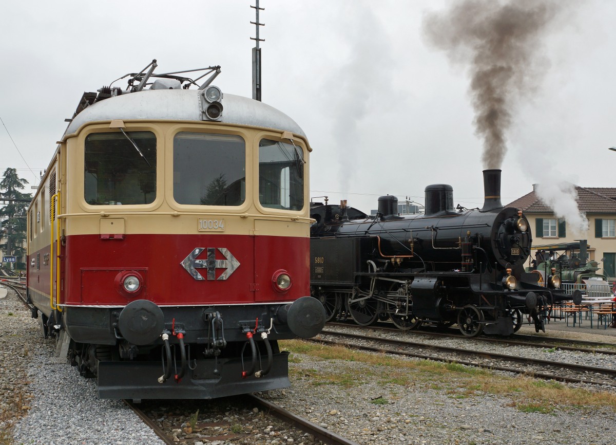 TEE-Classics/DBB: Re 4/4 I 10034, Eb 3/5 5810 und eine Dampfwalze vereint in Lyss am 10. Oktober 2015 anlässlich dem Tag der offenen Remise des Vereins Pacific 01 202.
Foto: Walter Ruetsch
