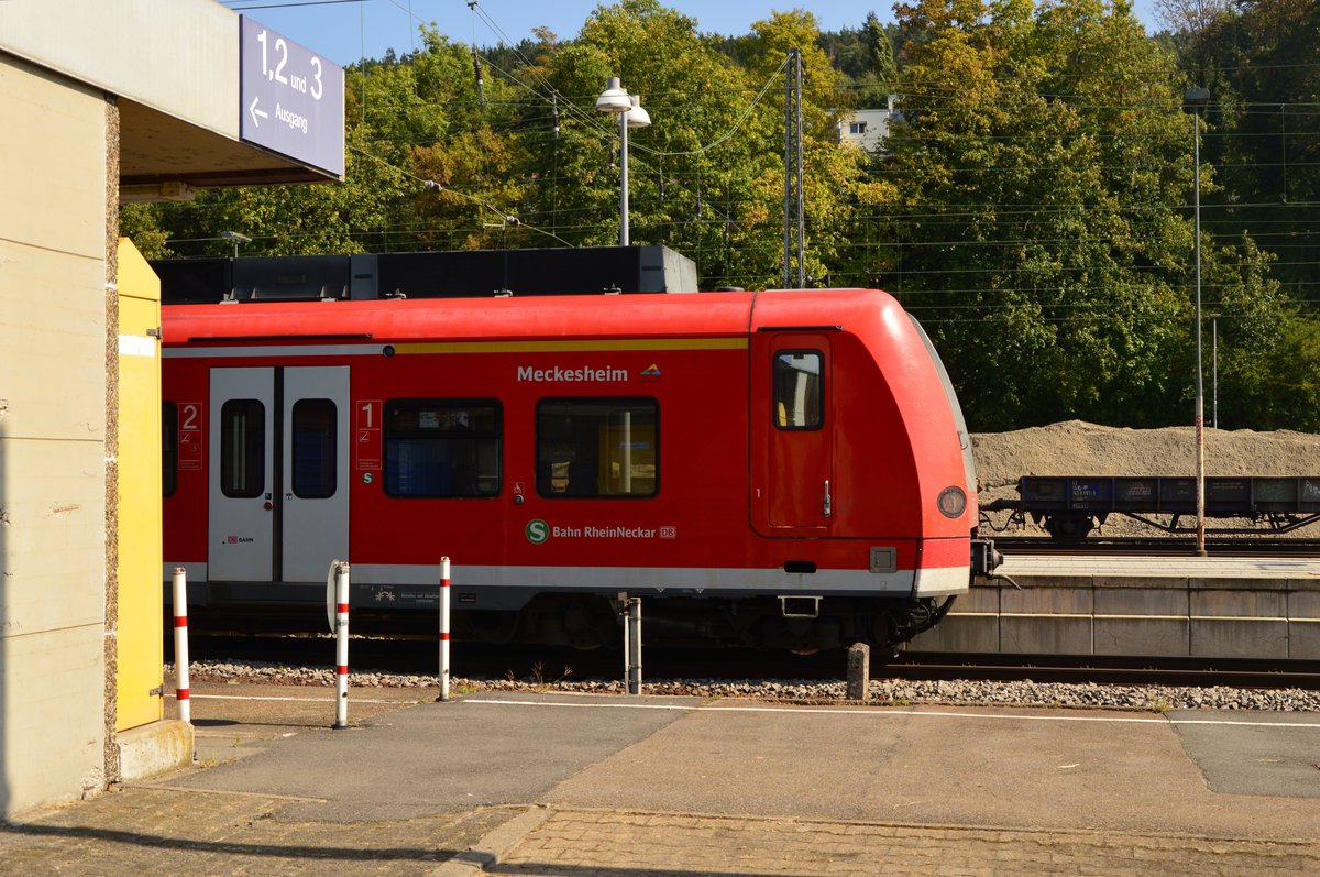 Teilansicht des soeben nach Osterburken ausfahrenden Triebzuges mit dem Namen Meckesheim aus Neckarelz. Es handelt sich um einen Zug der Linie S1. 12.9.2016