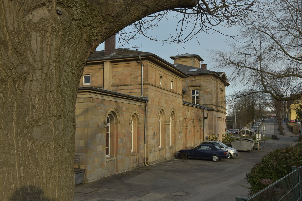 Teilansicht vom ehemaligen Empfangsgebäude des Bahnhofs Hattingen Ruhr.
Das Bild entstand vom Bahnsteig der Strecke nach Hattingen Mitte.
Samstag 3.2.2017