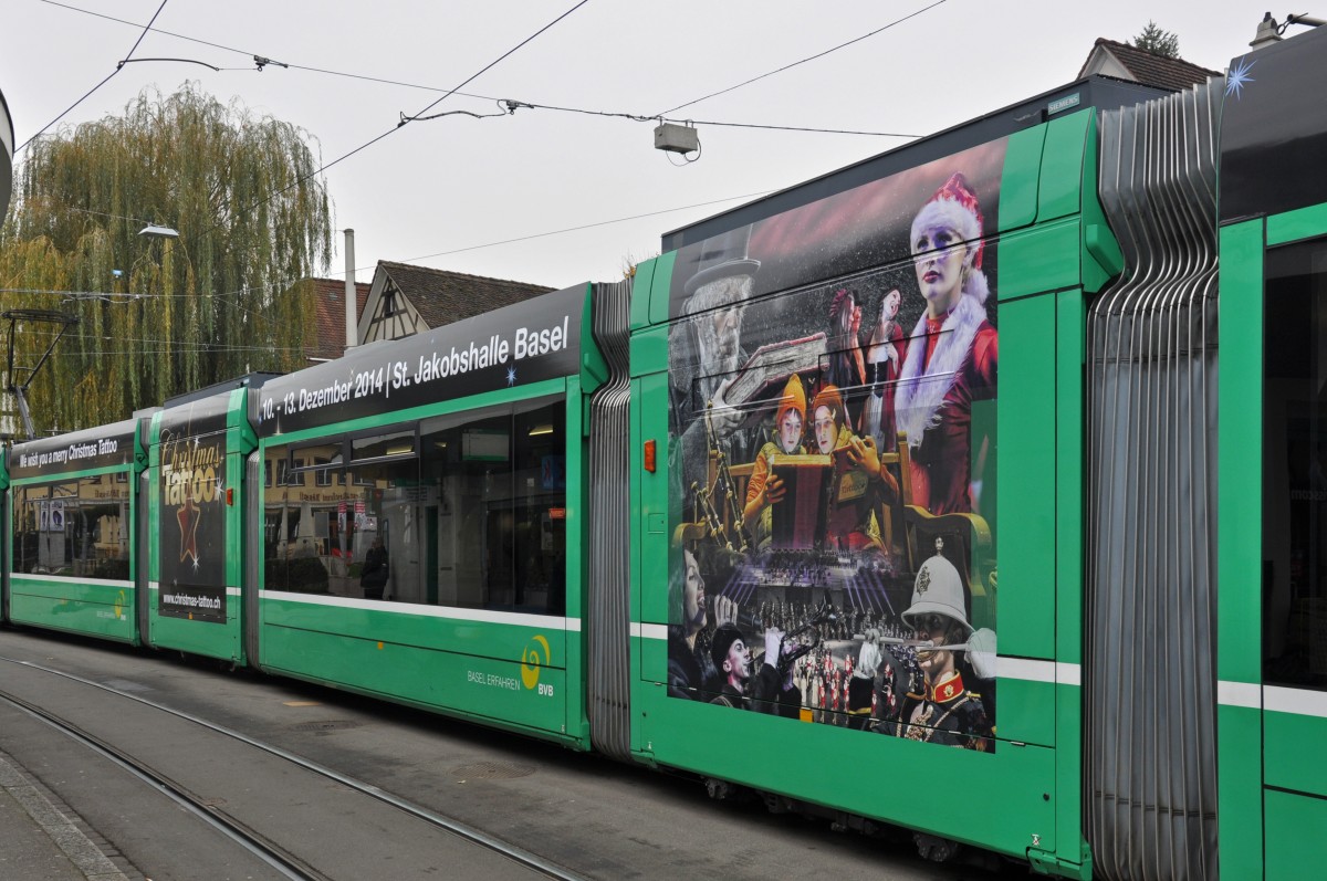 Teilansicht der Werbung für das Christmas Tattoo am Be 6/8 Combino 301. Die Aufnahme stammt vom 12.11.2014.