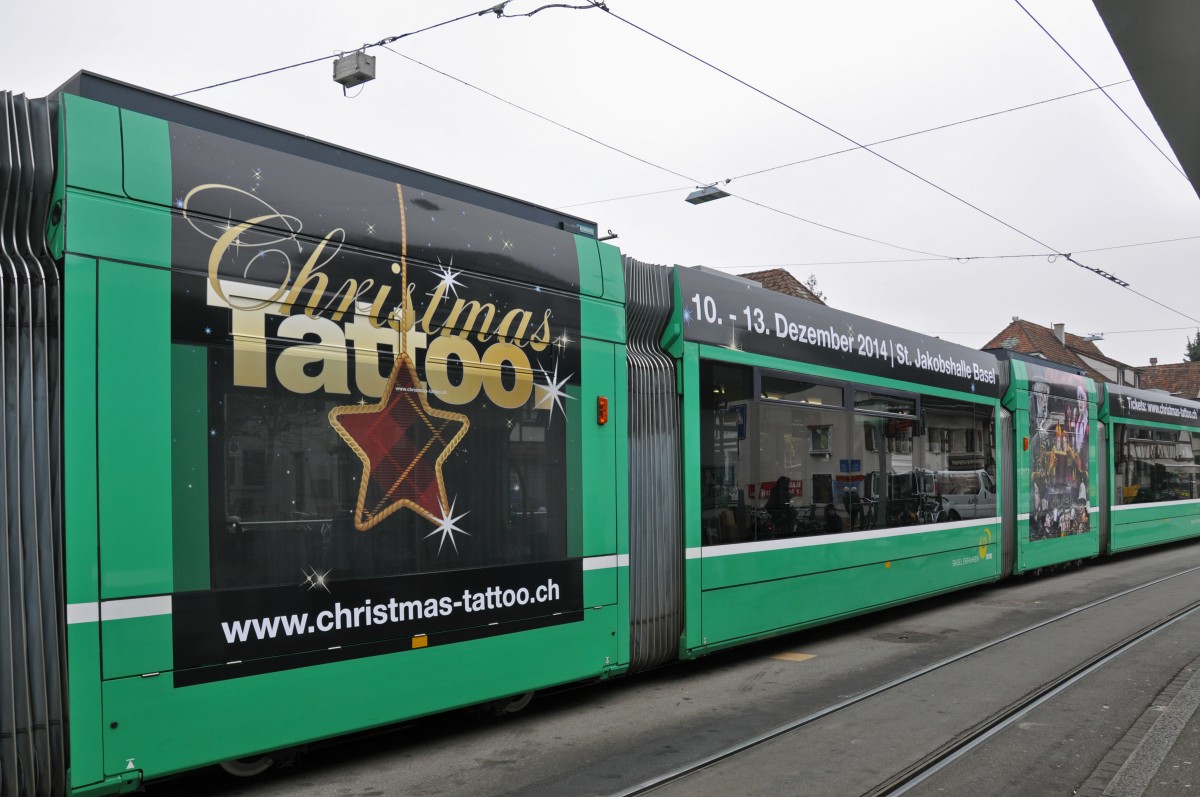 Teilansicht der Werbung für das Christmas Tattoo am Be 6/8 Combino 301. Die Aufnahme stammt vom 12.11.2014.
