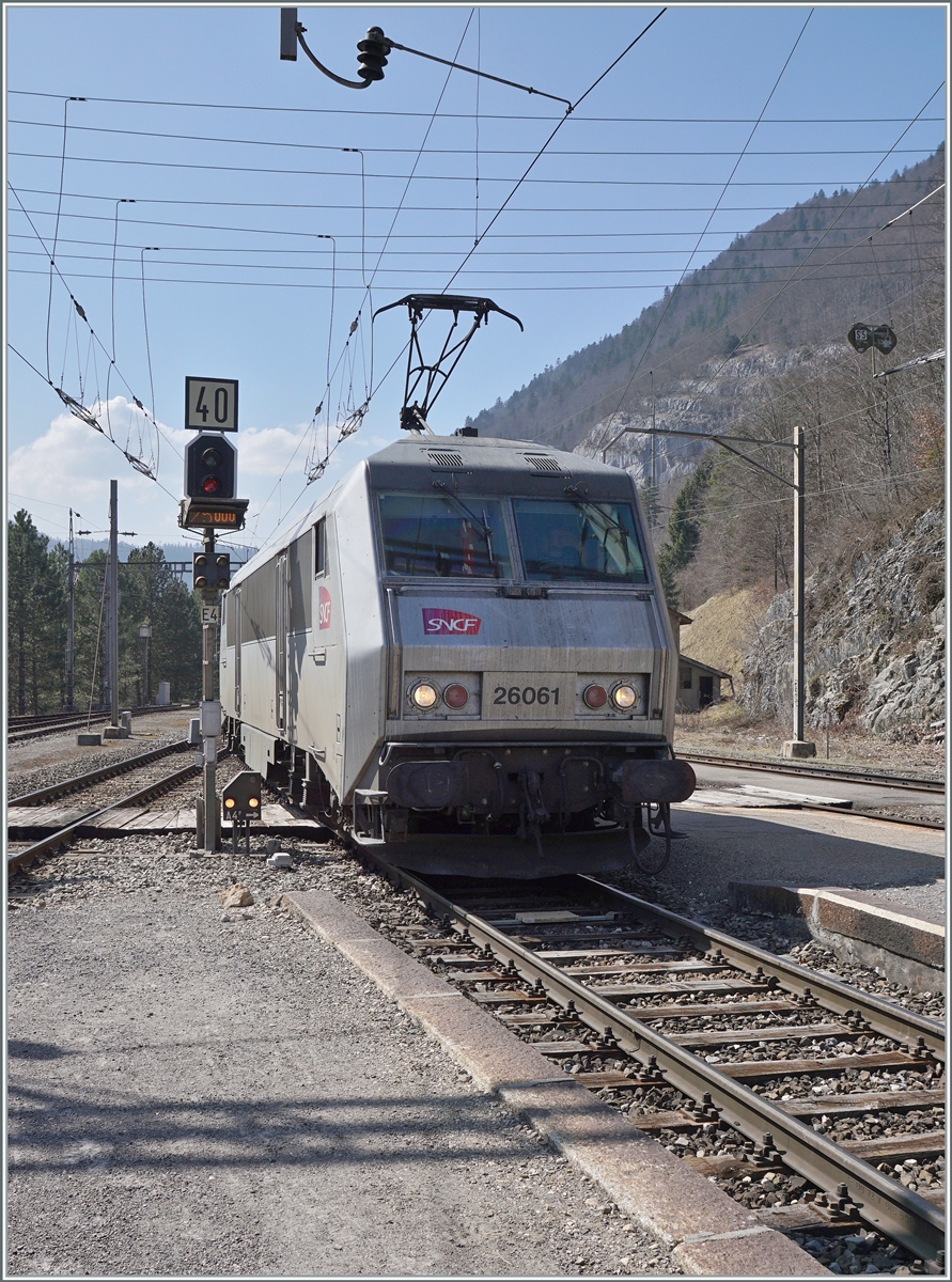 Teile des Bahnhofs von Vallorbe sind auf SNCF Wechselstrom 25000 Volt 50 Hertz umgeschaltet worden, so dass die SNCF BB 26061 rangieren kann. Sie wird den  Spaghetti -Zug der Gegenrichtung übernehemen. 

24. März 2022