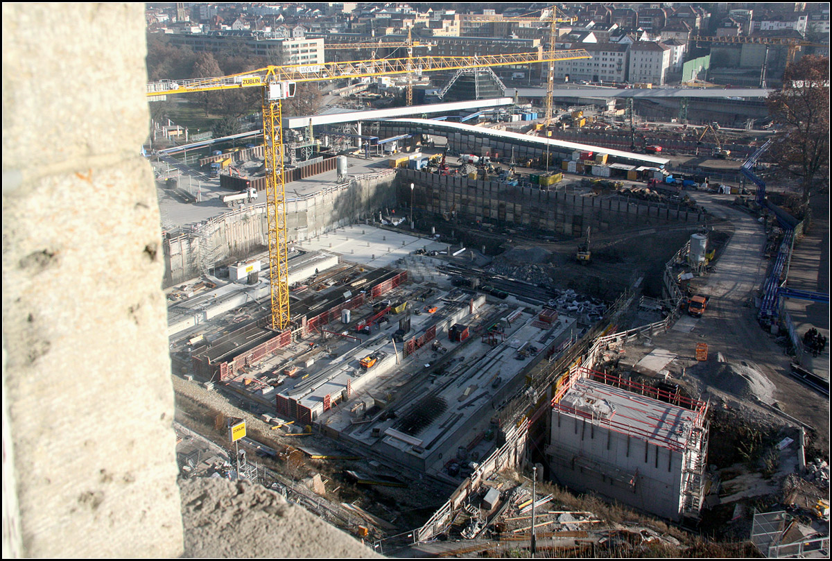 Teile der neuen Bahnsteige erkennbar -

In einem Teilabschnitt der Baugrube für den neuen Stuttgarter Hauptbahnhof kann man schon die Gleiströge und die Unterkonstruktion der vier Bahnsteige erkennen. Blick vom Bahnhofsturm auf den früheren Schlossgarten. Oben in Bildmitte, das durch Baugruben umzingelte Planetarium.

06.12.2016 (M)