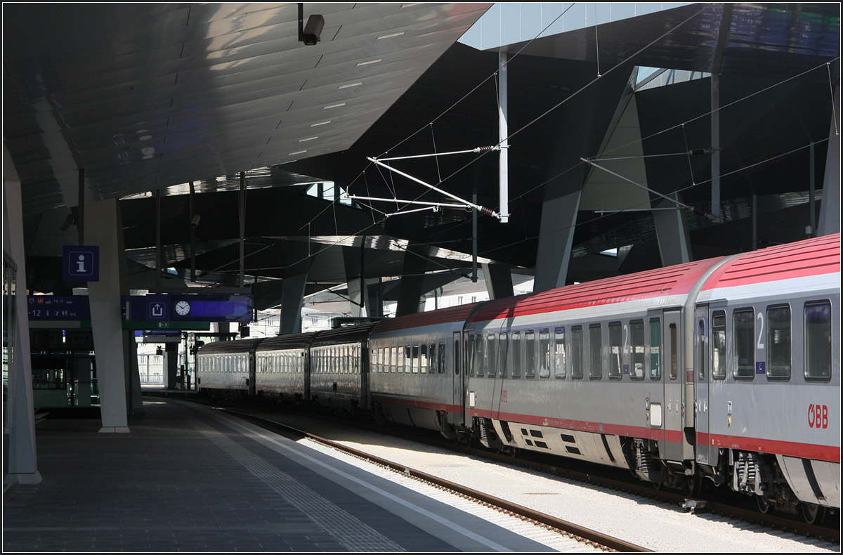 Teils im Schatten, teils im Licht -

Zug im Hauptbahnhof Wien.

03.06.2015 (M)

