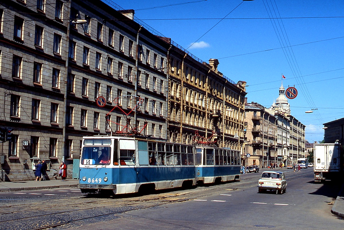 Teilweise bedenklich wirkte der Zustand der Schienen an manchen Stellen der Straßenbahn Leningrad/St. Petersburg Anfang Juni 1990. Auch wenn sich Tw 8649 und der folgende Vierachser teilweise mit kaum mehr als Schrittgeschwindigkeit vorwärtsbewegten, schwanken die Fahrzeuge erheblich.