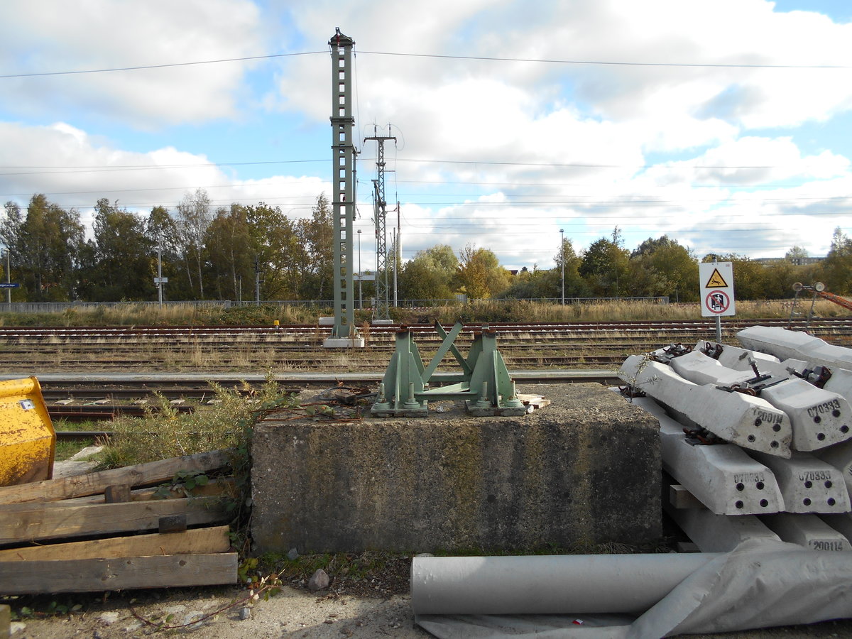 Teilweise wurden,in Bergen/Rügen,die neuen Fahrleitungsmasten an neuen Standort gesetzt.So ergab sich,am 07.Oktober 2018,die Möglichkeit den Rest vom alten Fahrleitungsmast und die beiden neu aufgestellten Masten gleichzeitig zufotografieren.