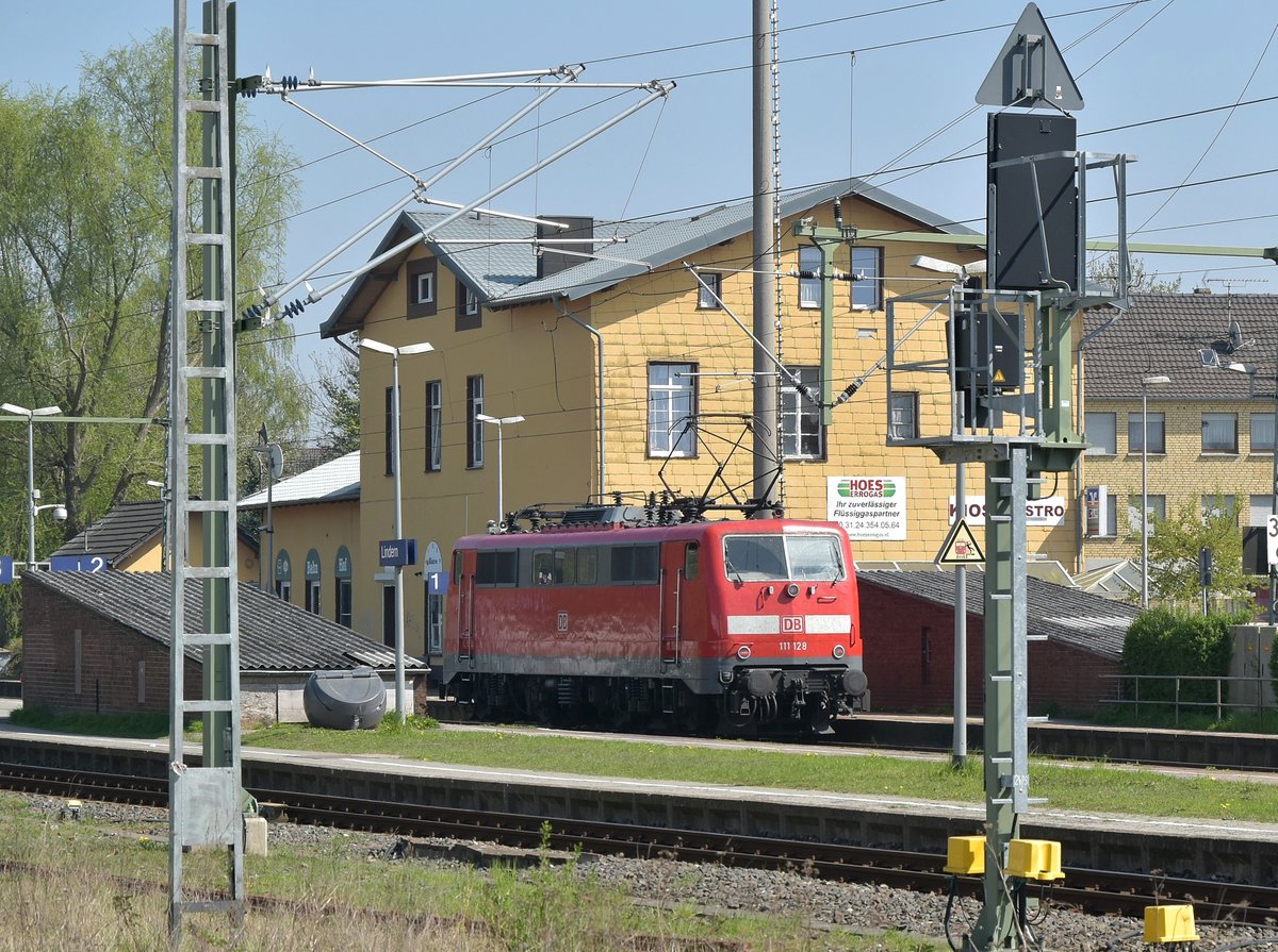 Tele auf 111 128 die hier gerade geräuschvoll durch Lindern in Richtung Rheydt schleicht. Es steht wohl eine Fahrt ins AW an, den Fehler zu beheben. Lindern den 9.4.2017