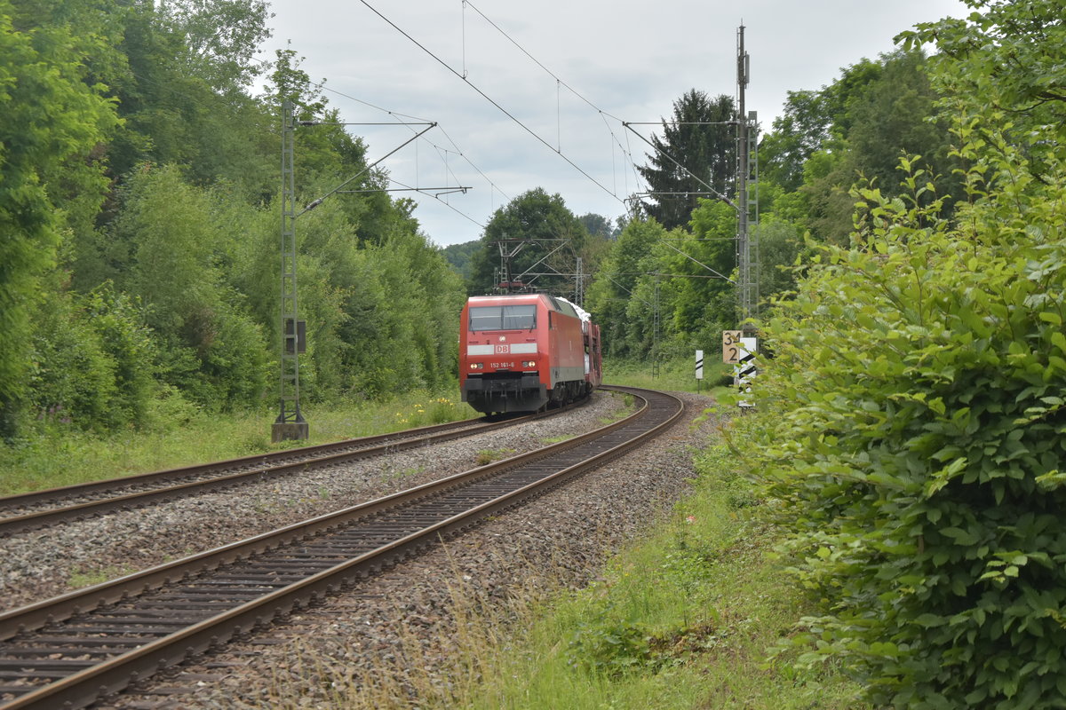 Tele auf den Audizug von der 152 161-6 Neckar abwärts gezogen in Neckargerach abgelichtet am 19.6.2020