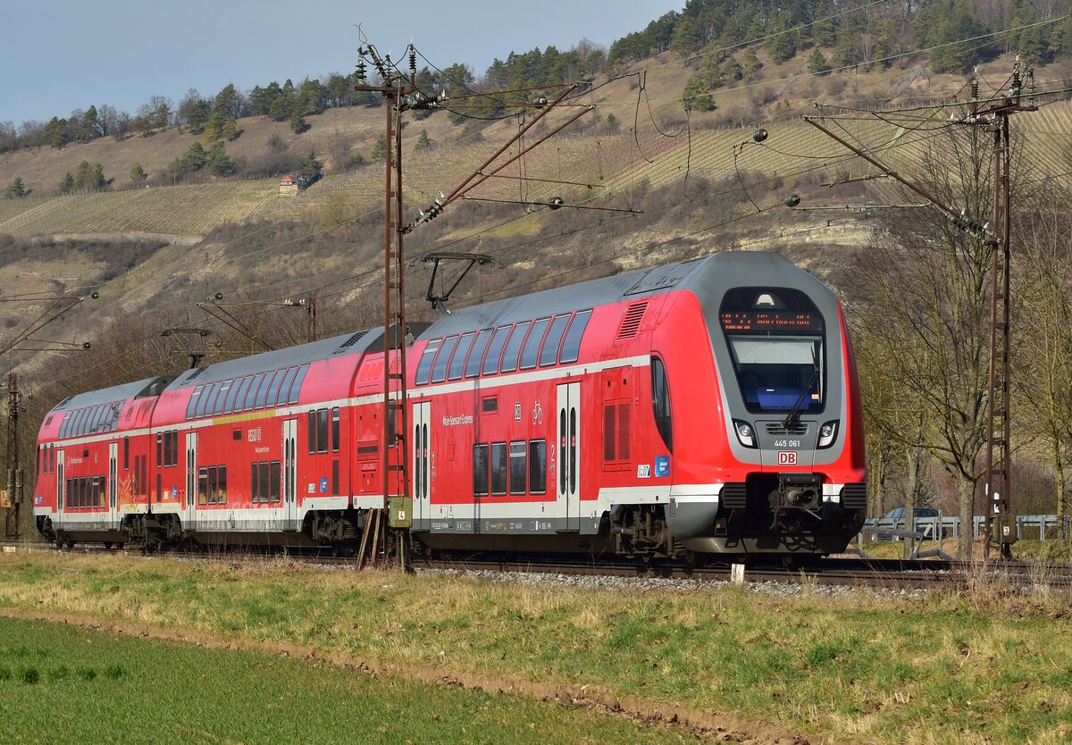 Tele auf einen nach Würzburg Hbf fahrenden RE 55 aus Frankfurt ist hier bei Thüngersheim am Dienstag den 1.3.2022