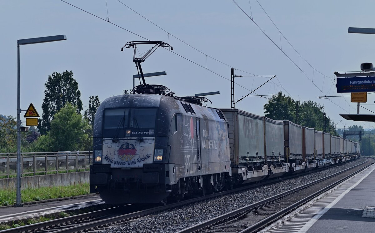 Tele auf die ES64 U2 - 060 mit einem Wenzel KLV in Thüngersheim bei der Durchfahrt gen Karlstadt am 7.9.2021