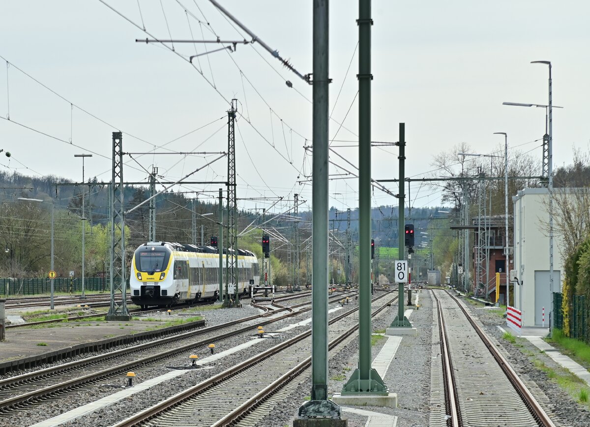 Tele auf den in Osterburken einfahrenden 8442 310 der als MEX18 von Tübingen kommend Osterburken erreicht hat am Ostermontag 2023. 