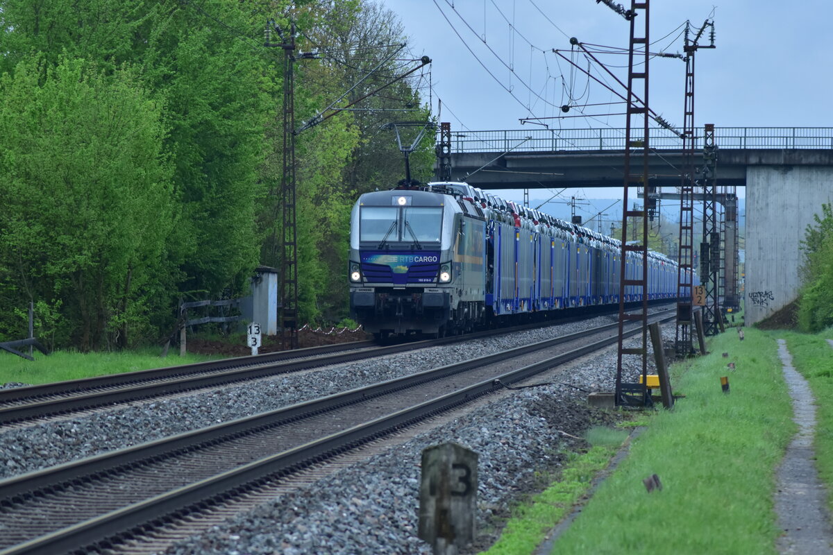 Tele auf die RTB Salzburg 193 810-9 mit einem SUSUKI Autozug in Thüngersheim gen Gemünden fahrend. 26.4.2022