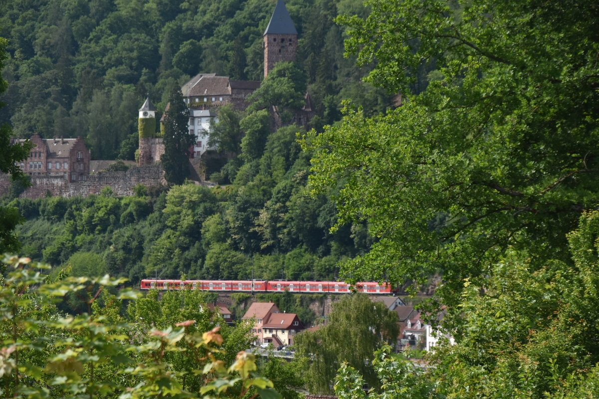 Tele auf zwei 425ziger Triebwagen unterhalb des Zwingenberger Schloß am 18.5.2020 gen Lindach fahrend als S1 nach Homburg(Saar)Hbf.