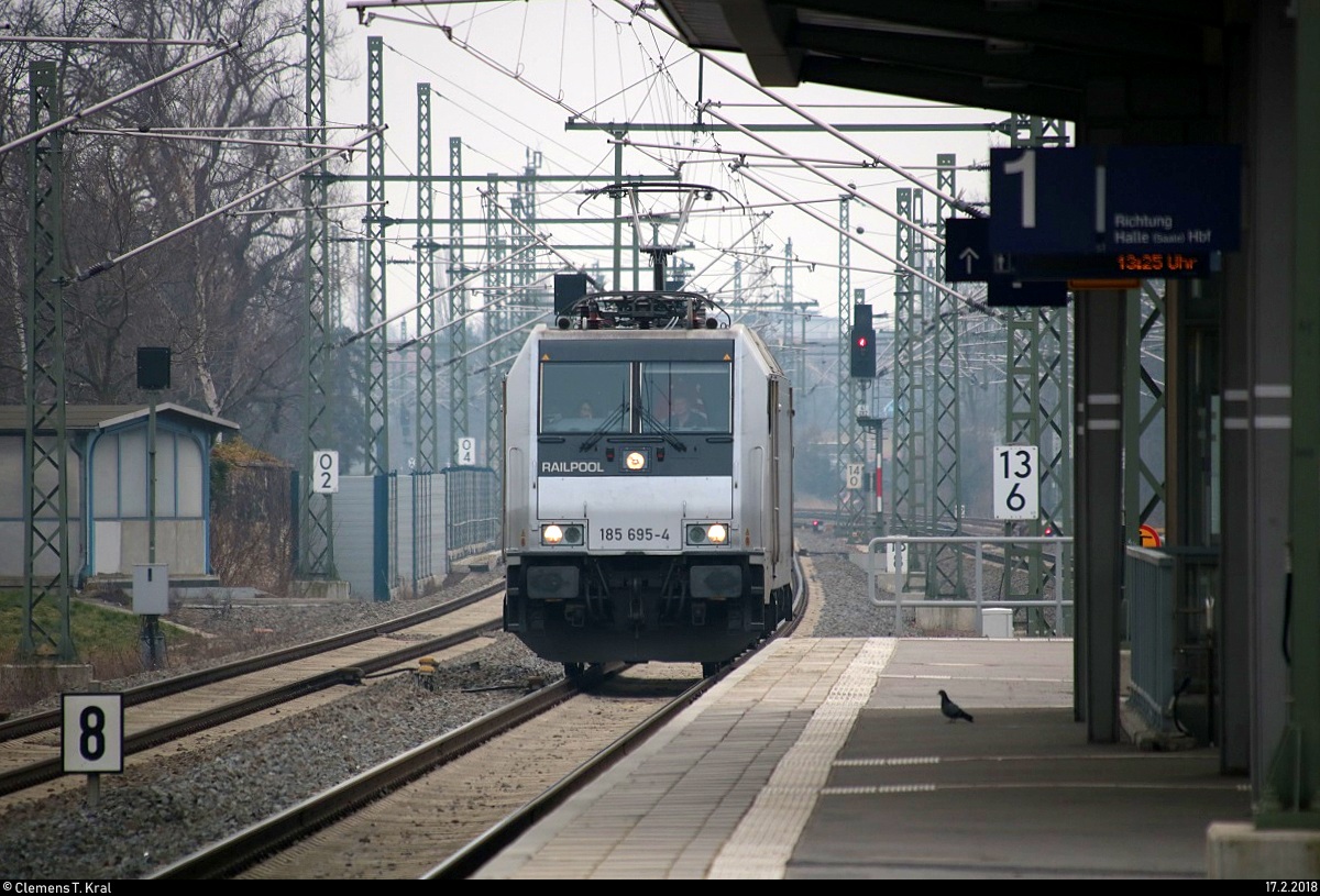 Tele-Aufnahme von 185 695-4 Railpool als Tfzf, die den Bahnhof Merseburg auf Gleis 1 Richtung Halle (Saale) durchfährt. [17.2.2018 | 13:26 Uhr]