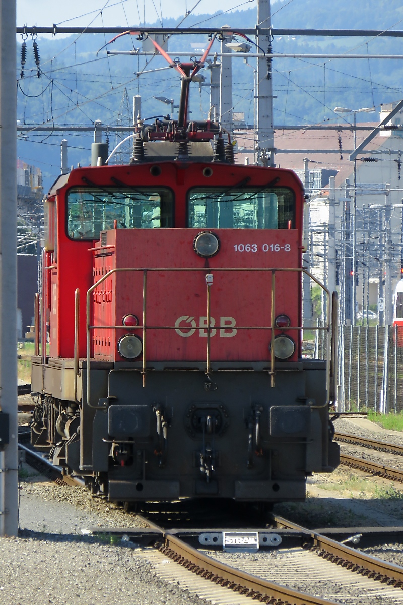 Tele-Aufnahme der Mehrsystemlok 1063 016 in der Lokwerkstatt am Hauptbahnhof Graz, 30.6.19
