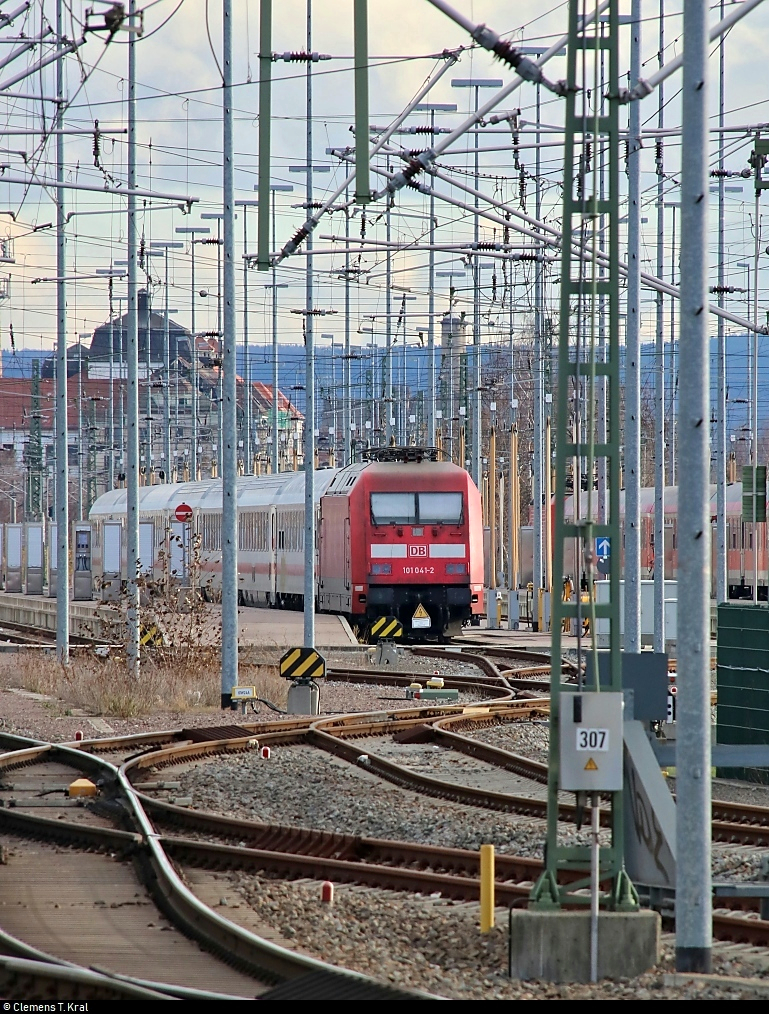 Tele-Blick auf 101 041-2, die im Abstellbahnhof Dresden-Reick auf der Bahnstrecke Děčín–Dresden-Neustadt (Elbtalbahn | KBS 241.1) steht.
[8.12.2018 | 12:55 Uhr]