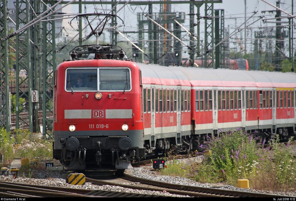 Tele-Blick auf 111 019-6 von DB Regio Baden-Württemberg als RE 19902 von Nürnberg Hbf, der seinen Endbahnhof Stuttgart Hbf abweichend auf Gleis 9 erreicht.
[16.7.2018 | 11:12 Uhr]